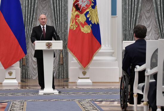 Президент РФ В. Путин вручил госпремии за выдающиеся достижения в правозащитной и благотворительной деятельности