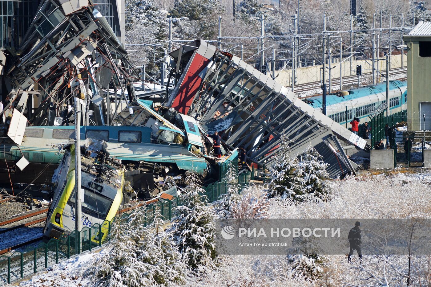 Скоростной поезд  сошёл с рельсов в Анкаре