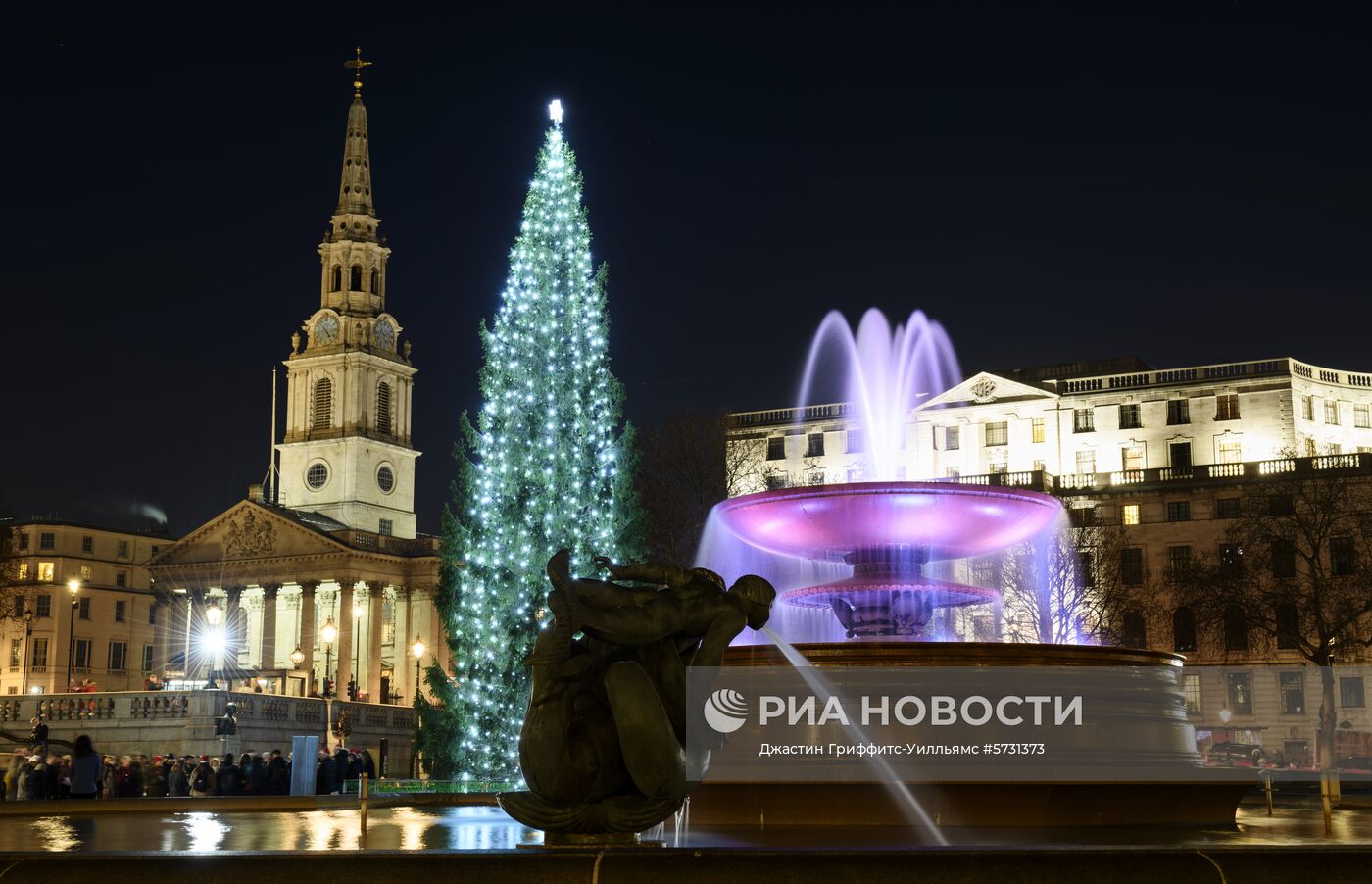 Главная рождественская ель в Лондоне