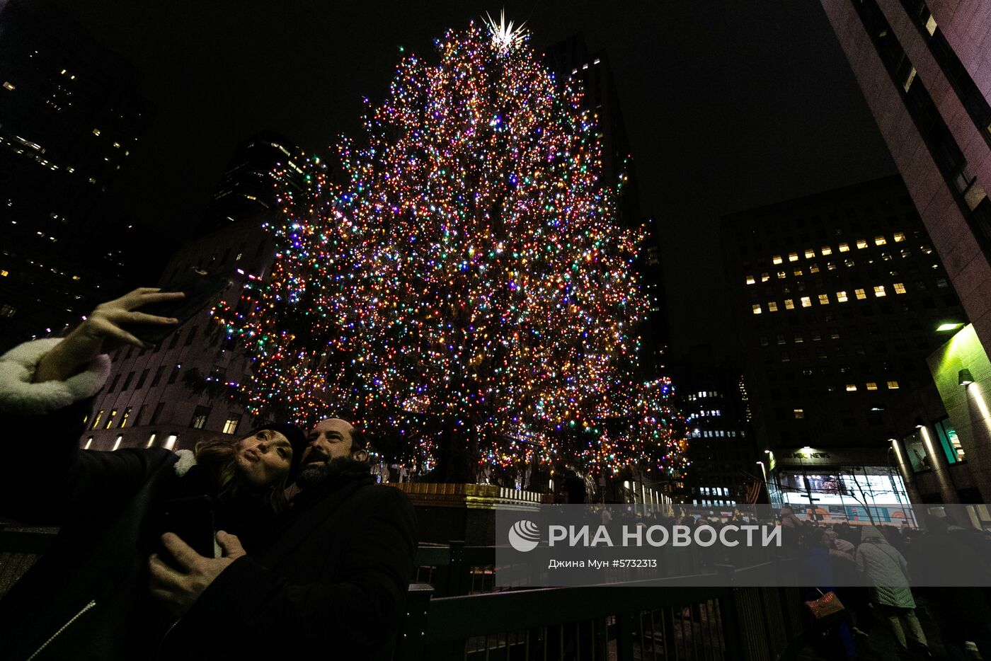 Рождественская ель в Рокфеллеровском центре в Нью-Йорке