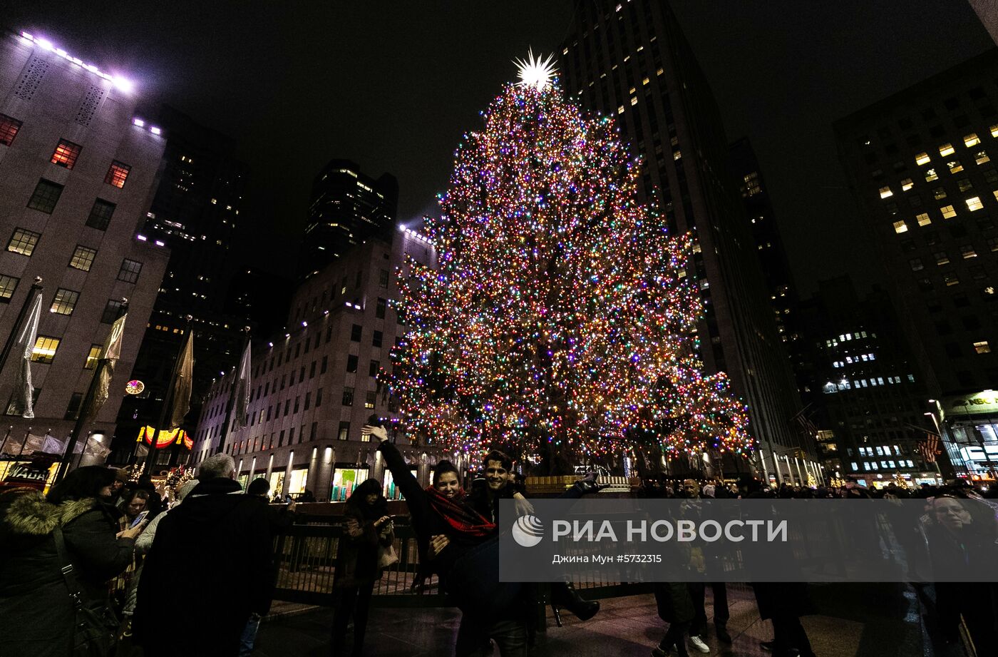 Рождественская ель в Рокфеллеровском центре в Нью-Йорке