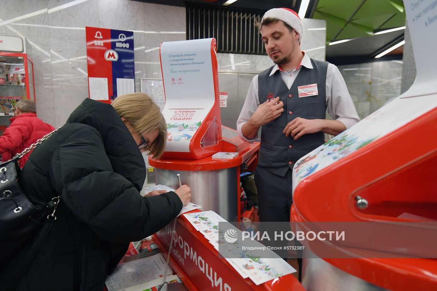 Подготовка к новому году в Московском метрополитене