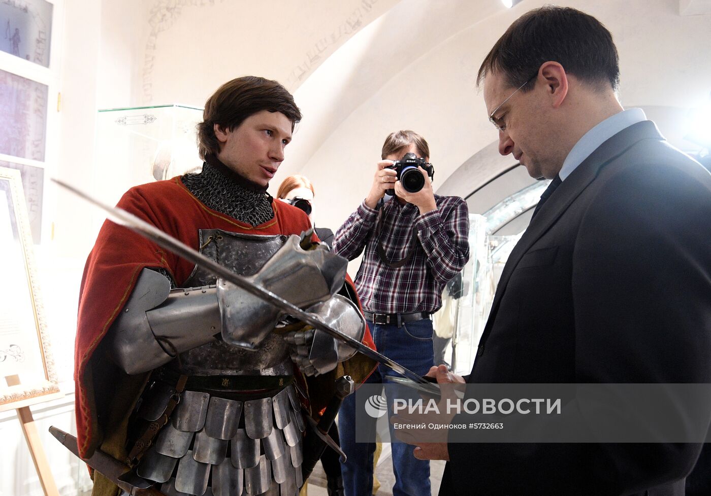 А. Усманов передал в Государственный музей спорта коллекцию антикварного оружия 