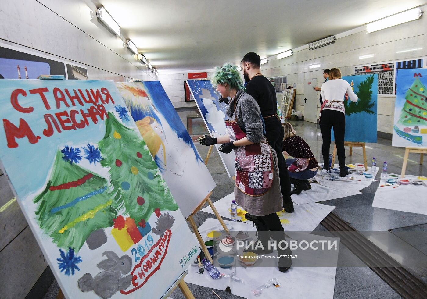 Подготовка к новому году в Московском метрополитене