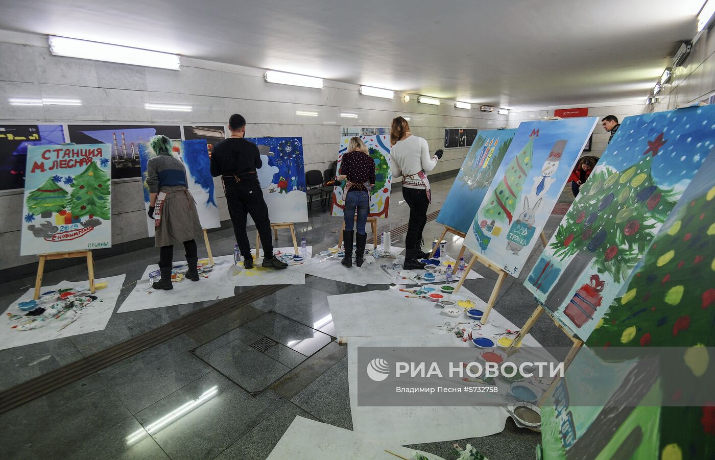 Подготовка к новому году в Московском метрополитене