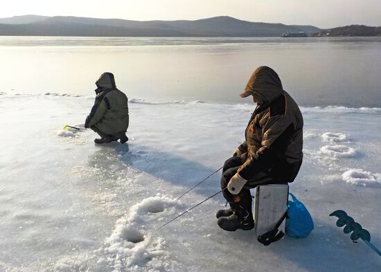 Подледный лов корюшки во Владивостоке