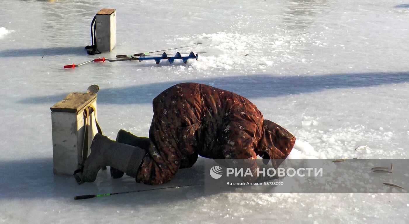 Подледный лов корюшки во Владивостоке