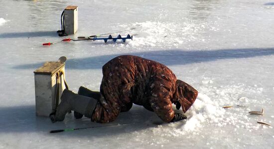 Подледный лов корюшки во Владивостоке