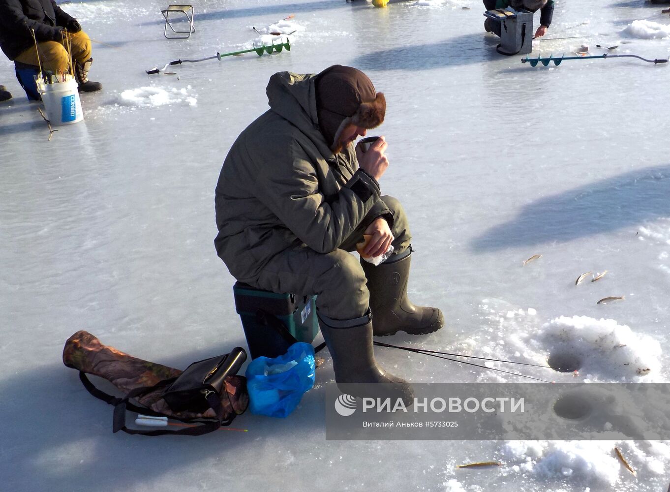 Подледный лов корюшки во Владивостоке