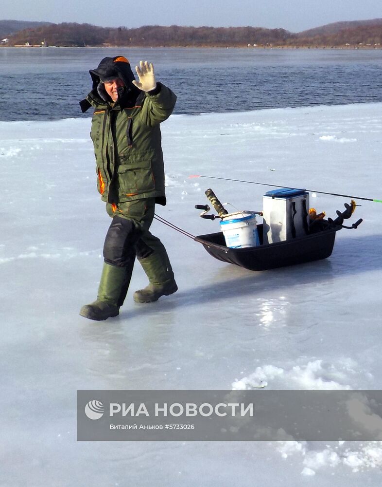 Подледный лов корюшки во Владивостоке