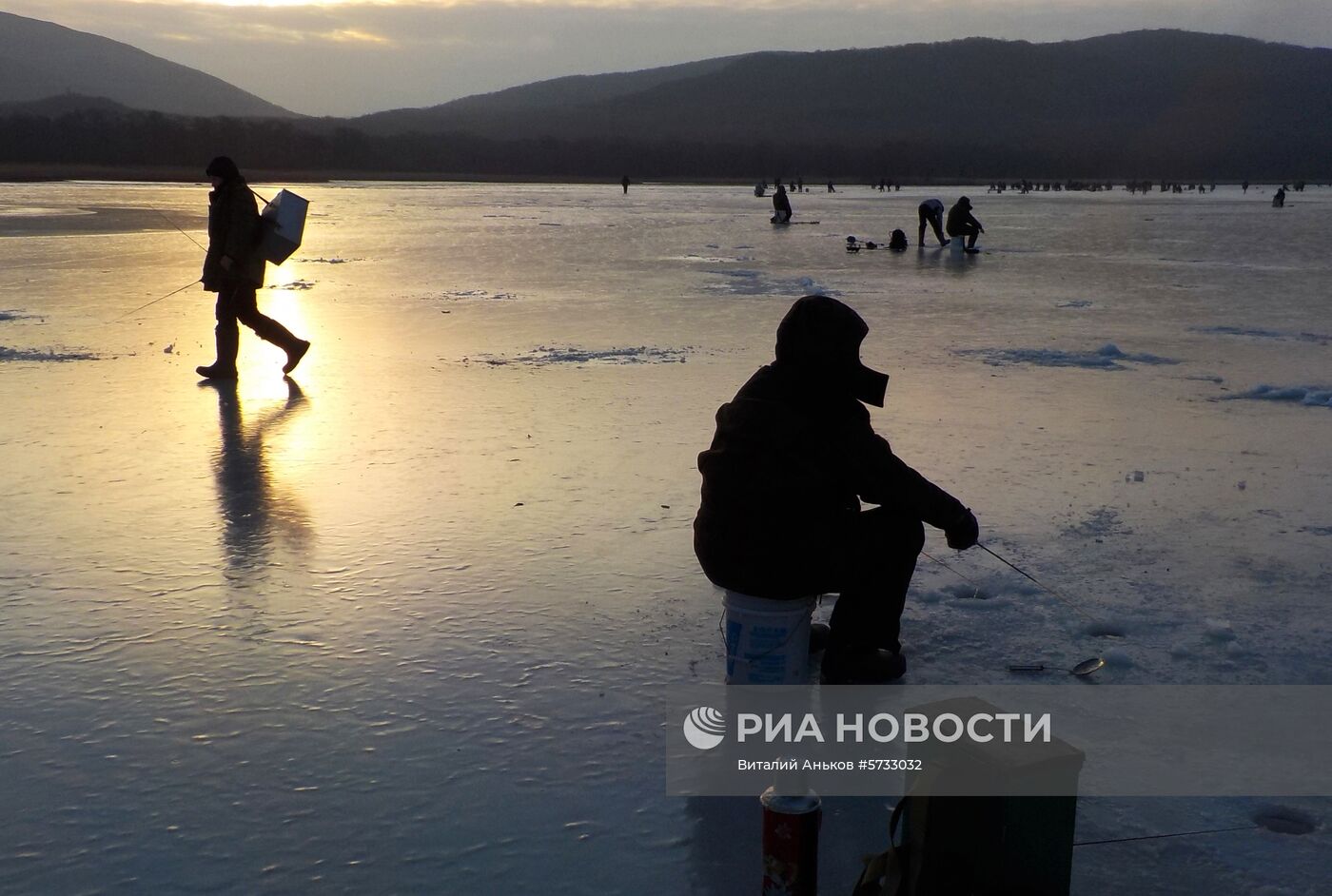 Подледный лов корюшки во Владивостоке