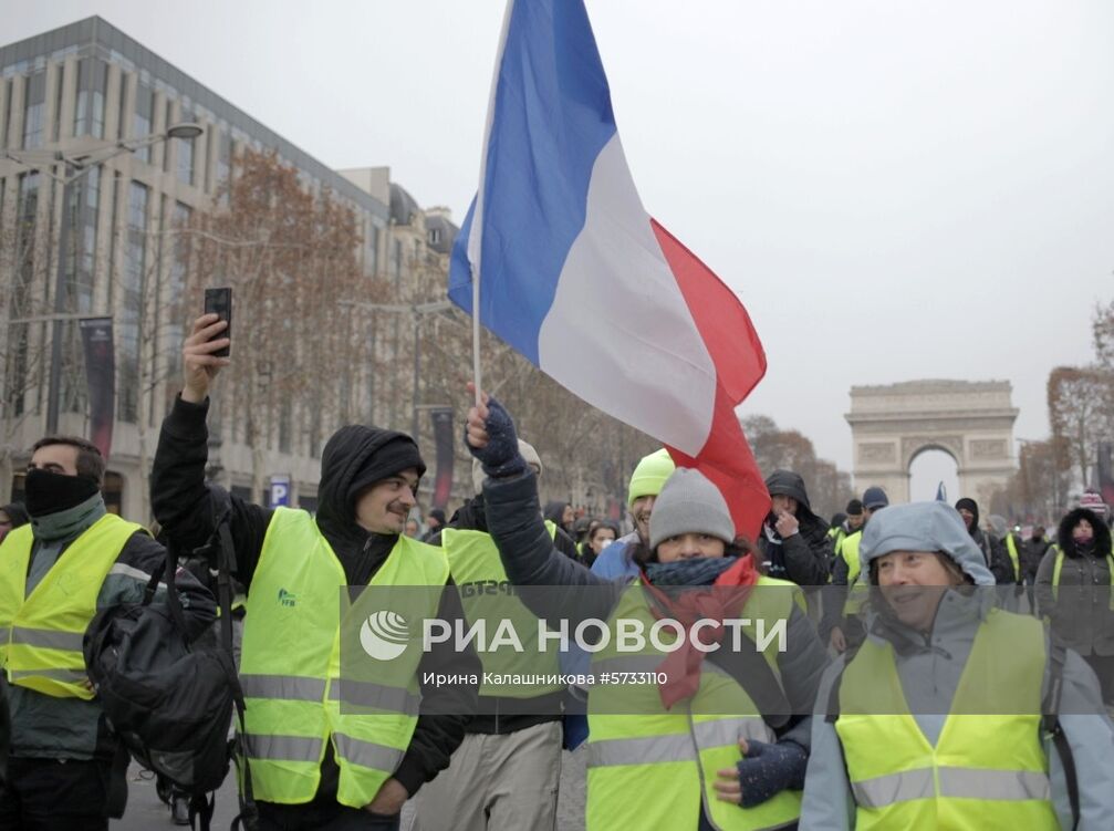 Акция протеста автомобилистов "жёлтые жилеты" в Париже