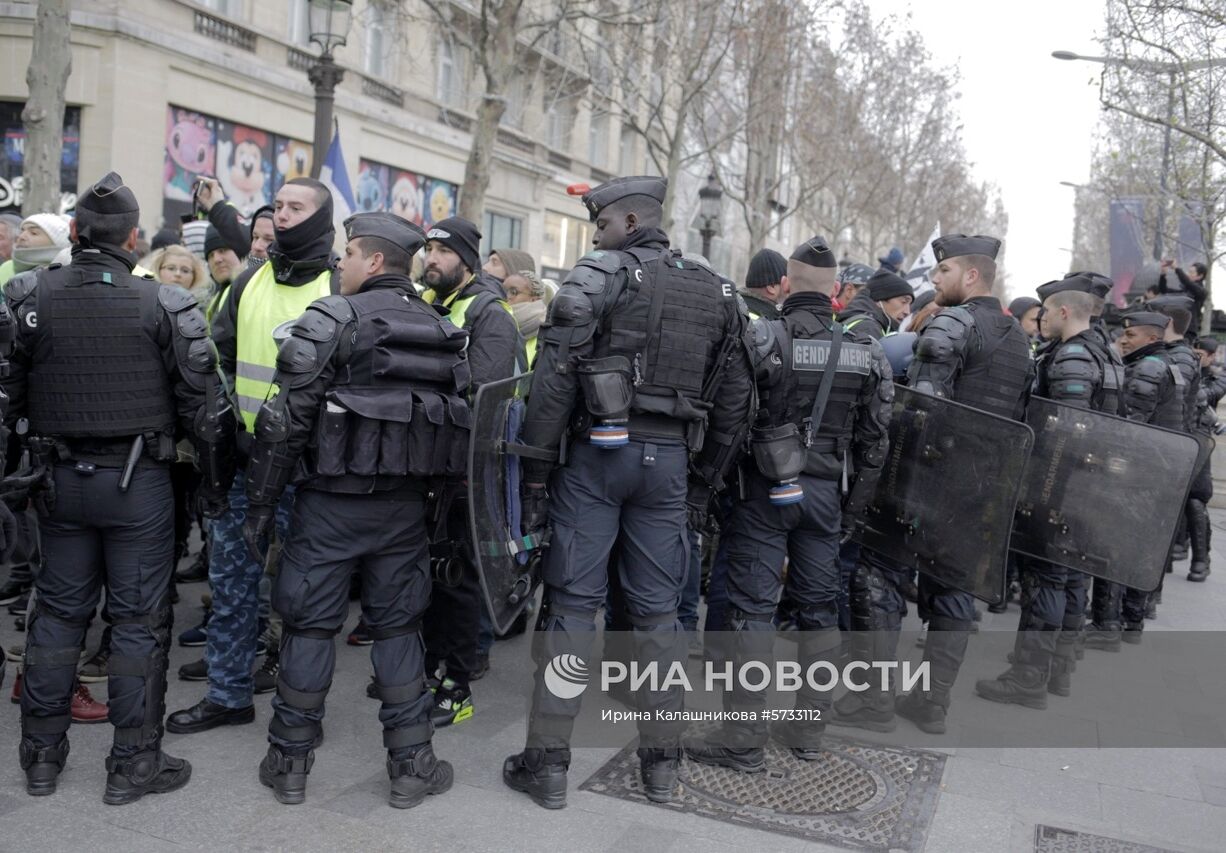 Акция протеста автомобилистов "жёлтые жилеты" в Париже