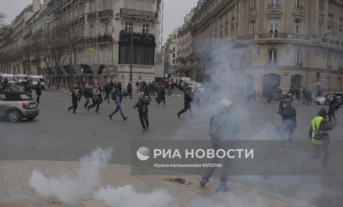 Акция протеста автомобилистов "жёлтые жилеты" в Париже