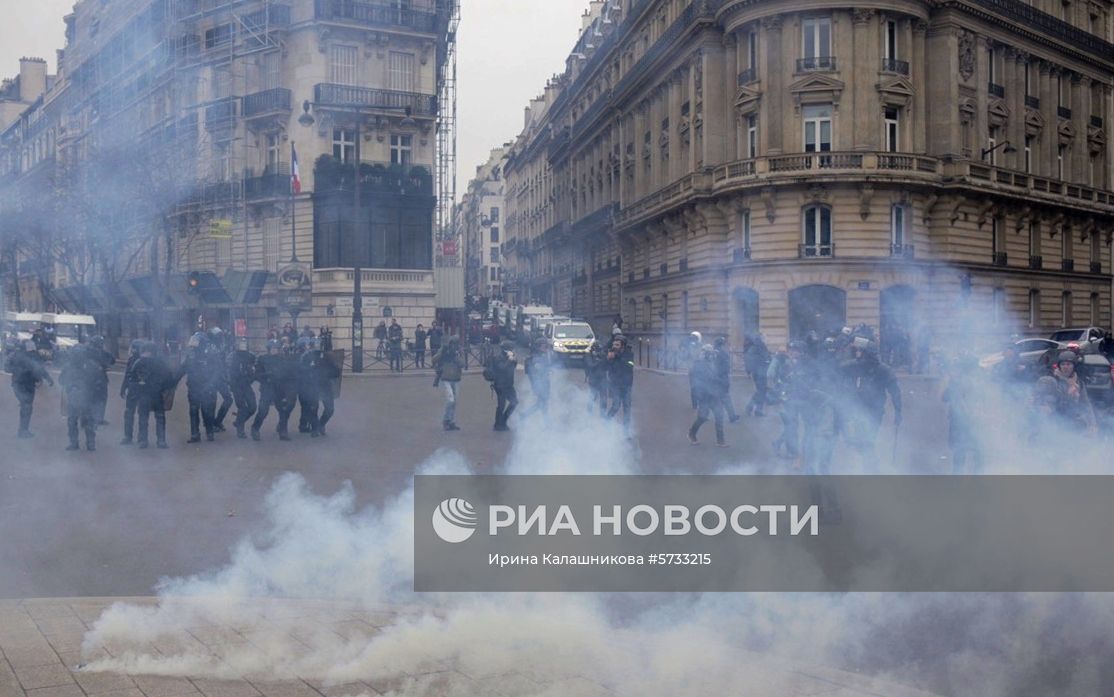 Акция протеста автомобилистов "жёлтые жилеты" в Париже