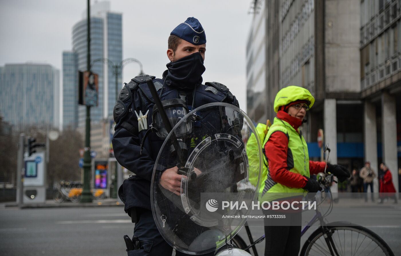 Акция протеста автомобилистов "жёлтые жилеты" в Брюсселе