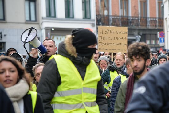 Акция протеста автомобилистов "жёлтые жилеты" в Брюсселе