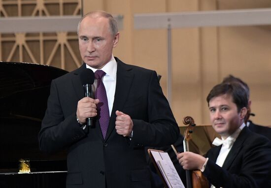 Рабочая поездка президента РФ В. Путина в Санкт-Петербург