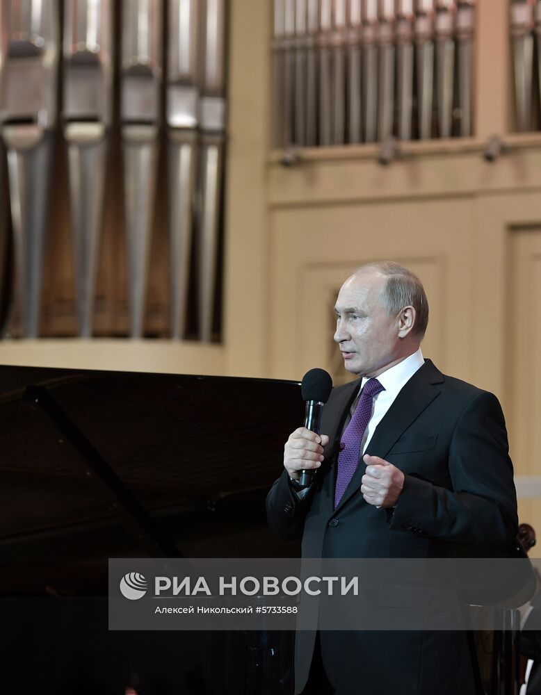 Рабочая поездка президента РФ В. Путина в Санкт-Петербург