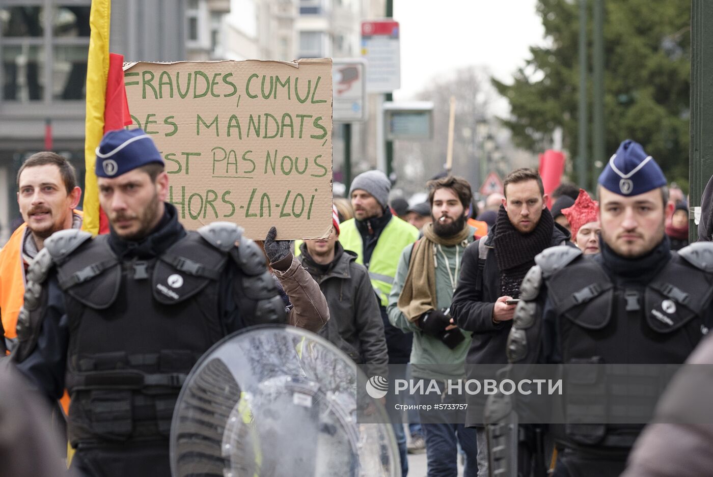 Акция протеста автомобилистов "жёлтые жилеты" в Брюсселе