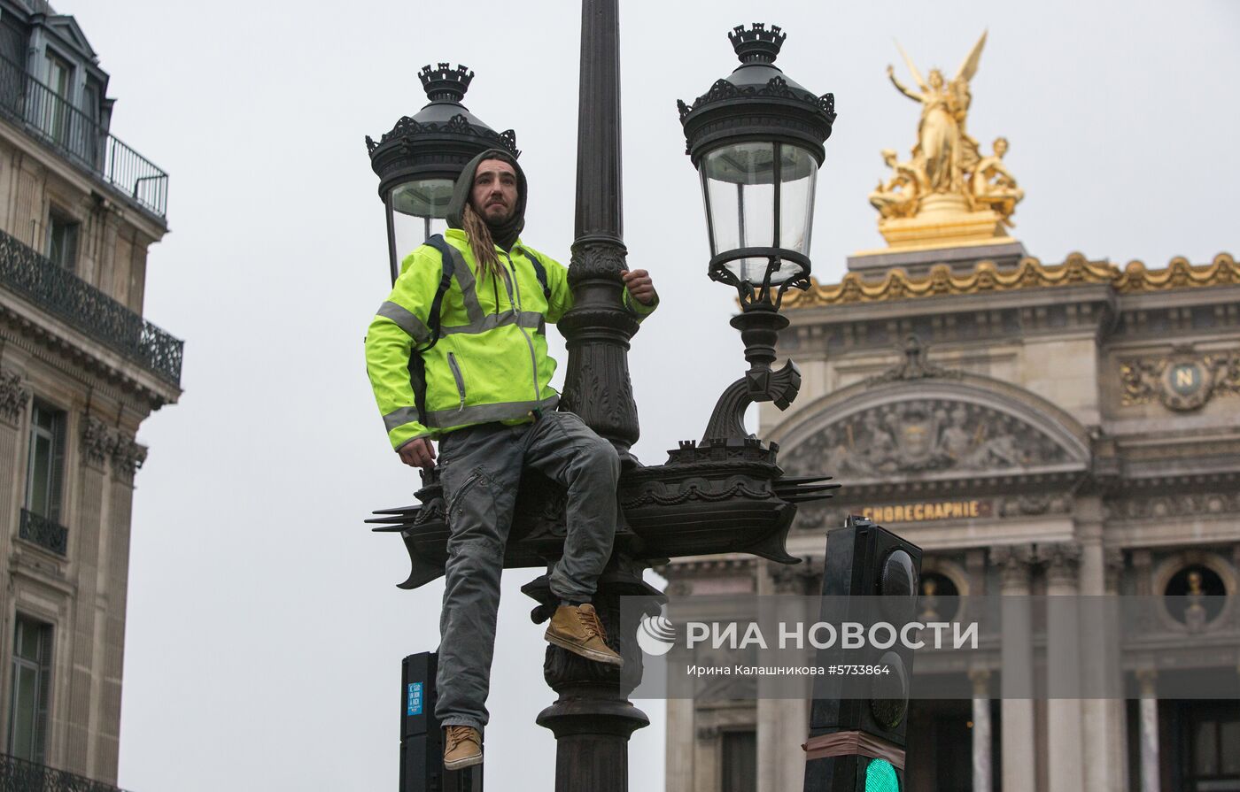 Акция протеста автомобилистов "жёлтые жилеты" в Париже