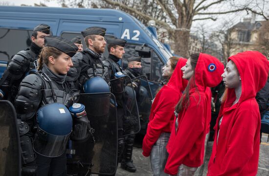 Акция протеста автомобилистов "жёлтые жилеты" в Париже