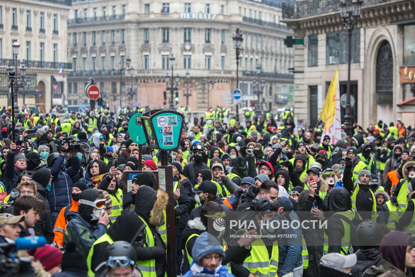 Акция протеста автомобилистов "жёлтые жилеты" в Париже