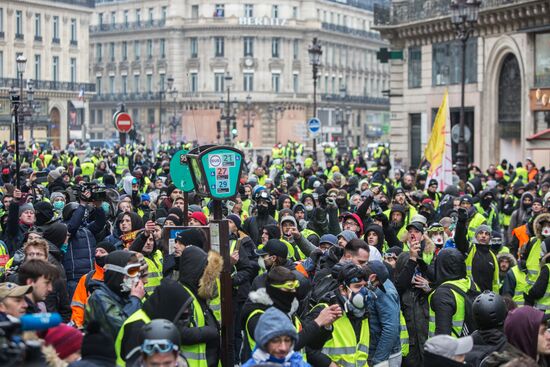 Акция протеста автомобилистов "жёлтые жилеты" в Париже