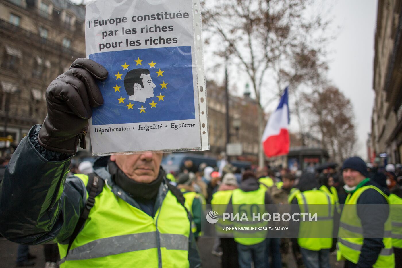 Акция протеста автомобилистов "жёлтые жилеты" в Париже