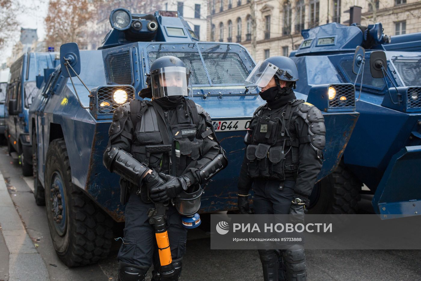 Акция протеста автомобилистов "жёлтые жилеты" в Париже