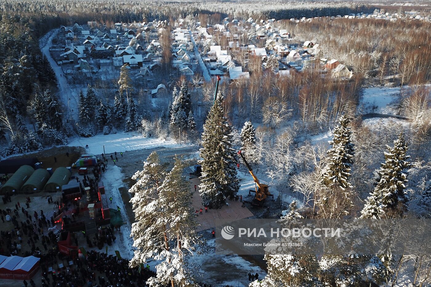 Рубка главной новогодней ели страны в Московской области. Дерево возрастом 100 лет, высотой 27 метров и диаметром ствола 60 см доставят на Соборную площадь Московского Кремля 18 декабря. Место: Россия, Московская область. Автор: Максим Блинов/РИА Новости. Рубка главной новогодней ели страны в Московской области