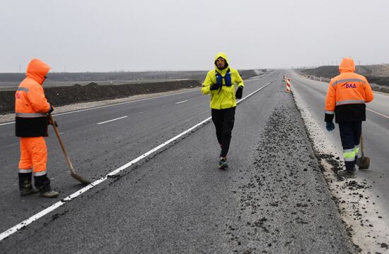 Ультрамарафонец начал 190-километровый забег по новой трассе "Таврида" в Крыму