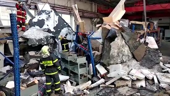 Кровля производственного здания обрушилась в Дзержинском