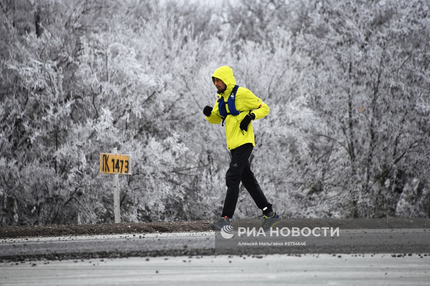 Ультрамарафонец начал 190-километровый забег по новой трассе "Таврида" в Крыму