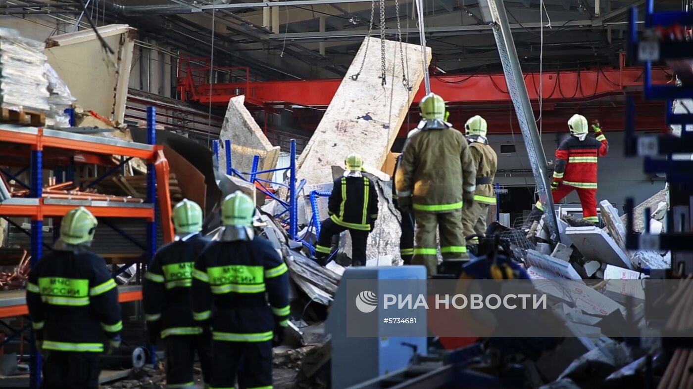 Кровля производственного здания обрушилась в Дзержинском