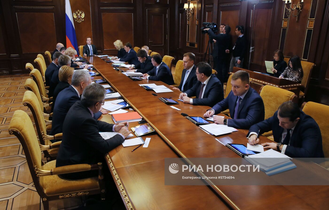 Премьер-министр РФ Д. Медведев провел заседание президиума Совета при президенте РФ по стратегическому развитию и национальным проектам 