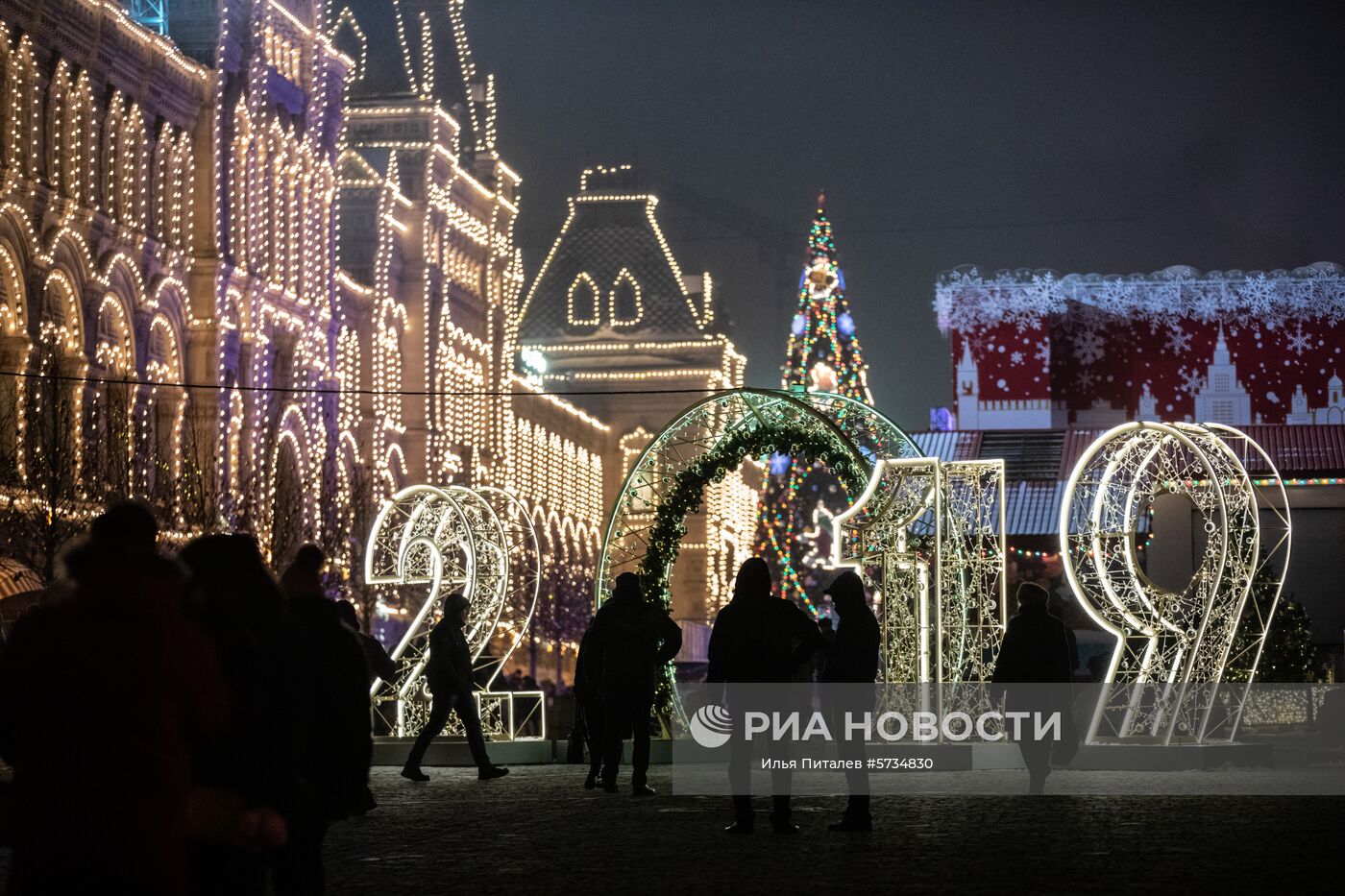 Новогодняя иллюминация на площади Революции в Москве. Место: Россия, Москва. Автор: Илья Питалев/РИА Новости. Украшение Москвы к Новому году