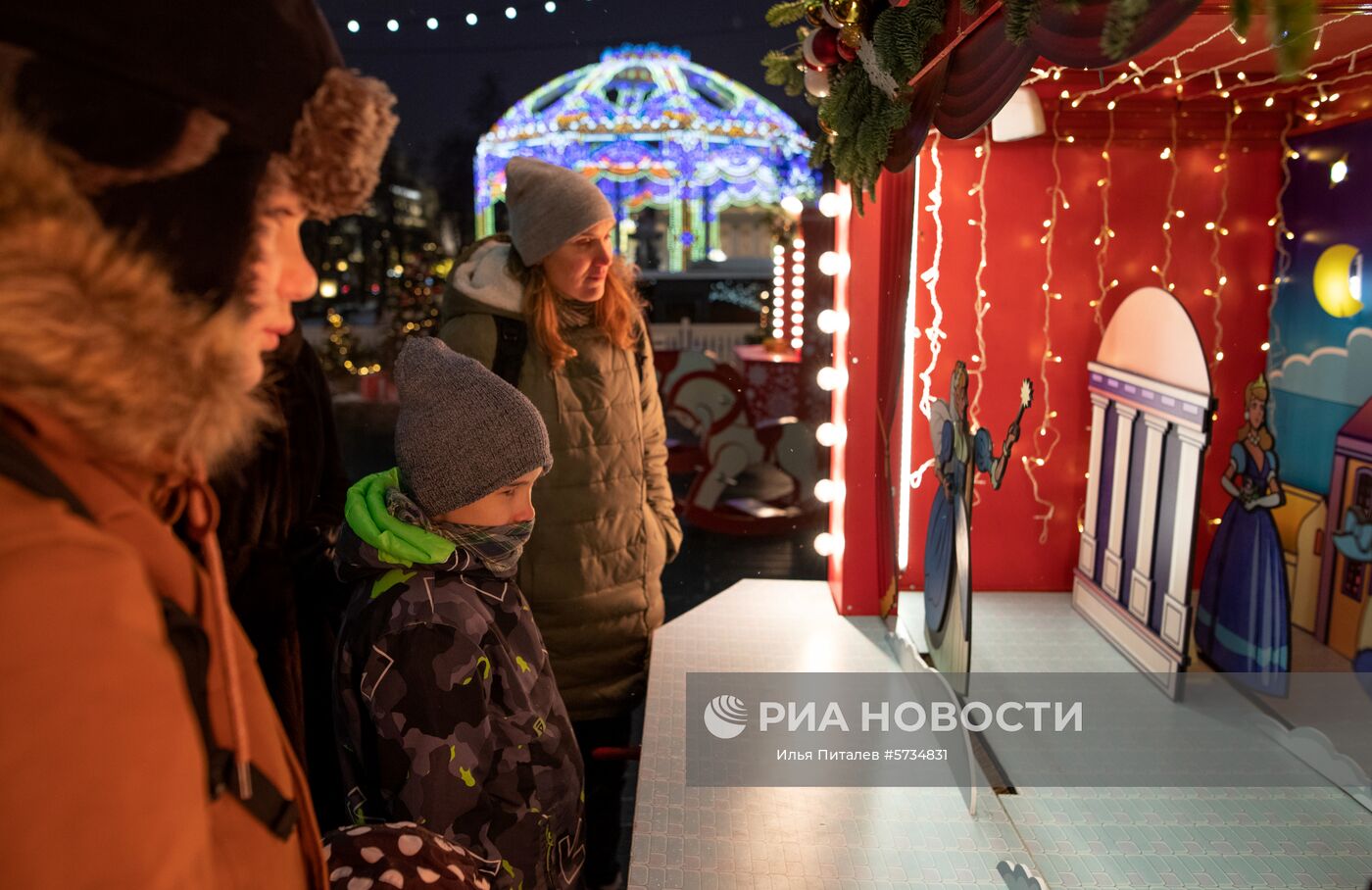 Гости фестиваля "Путешествие в Рождество" на площади Революции в Москве. Место: Россия, Москва. Автор: Илья Питалев/РИА Новости. Украшение Москвы к Новому году