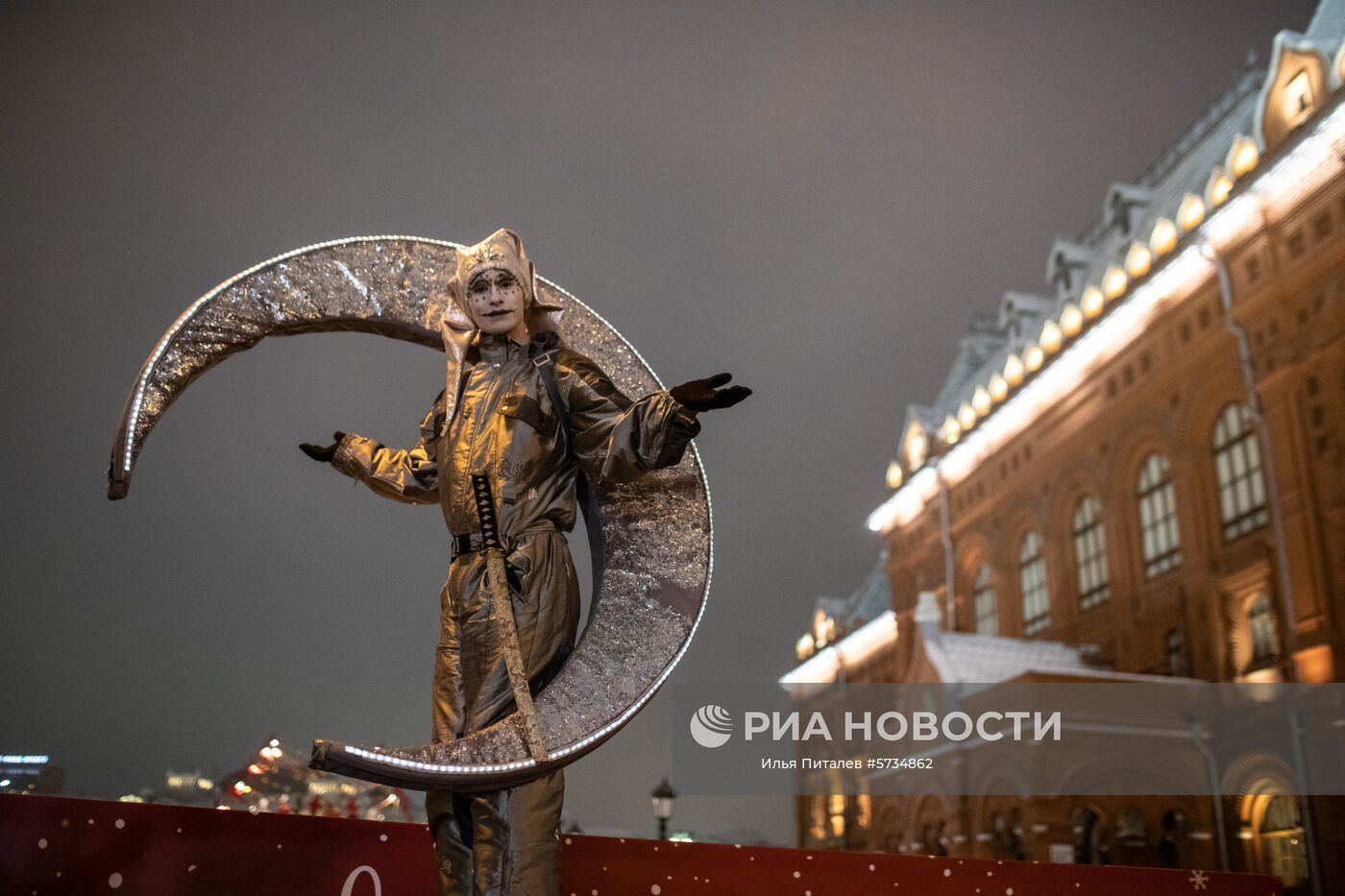 Участник фестиваля "Путешествие в Рождество" на площади Революции в Москве. Место: Россия, Москва. Автор: Илья Питалев/РИА Новости. Украшение Москвы к Новому году