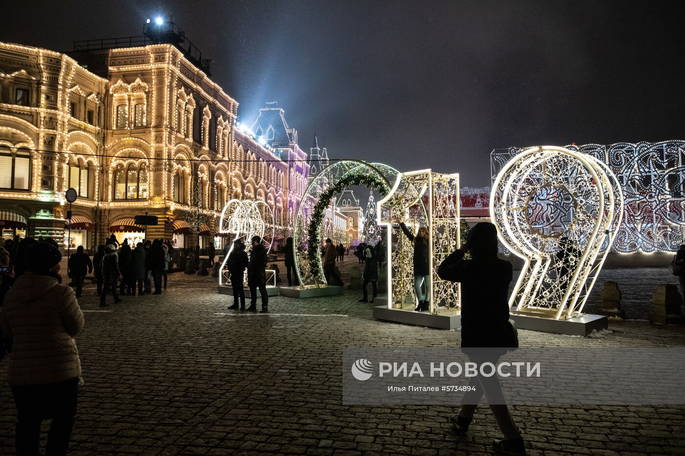 Новогодняя иллюминация на площади Революции в Москве. Место: Россия, Москва. Автор: Илья Питалев/РИА Новости. Украшение Москвы к Новому году