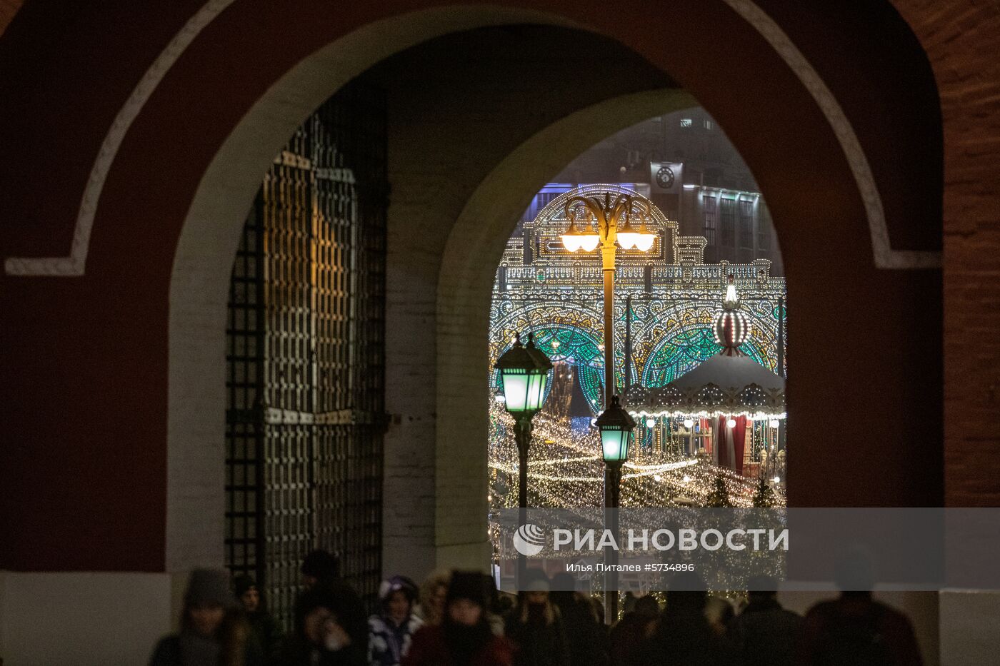 Гости фестиваля "Путешествие в Рождество" на площади Революции в Москве. Место: Россия, Москва. Автор: Илья Питалев/РИА Новости. Украшение Москвы к Новому году