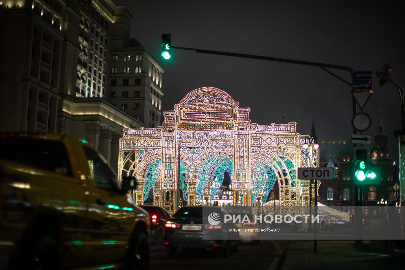 Новогодняя иллюминация на Манежной площади в Москве. Место: Россия, Москва. Автор: Илья Питалев/РИА Новости. Украшение Москвы к Новому году