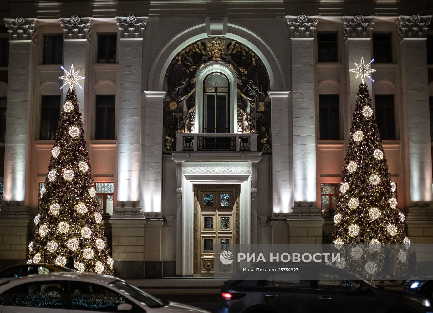 Новогодние елки у здания мэрии Москвы на Тверской улице. Место: Россия, Москва. Автор: Илья Питалев/РИА Новости. Украшение Москвы к Новому году