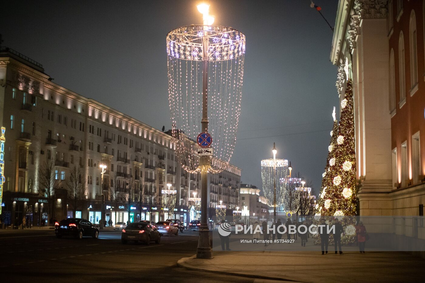Новогодняя иллюминация на уличных фонарях на Тверской улице в Москве. Место: Россия, Москва. Автор: Илья Питалев/РИА Новости. Украшение Москвы к Новому году