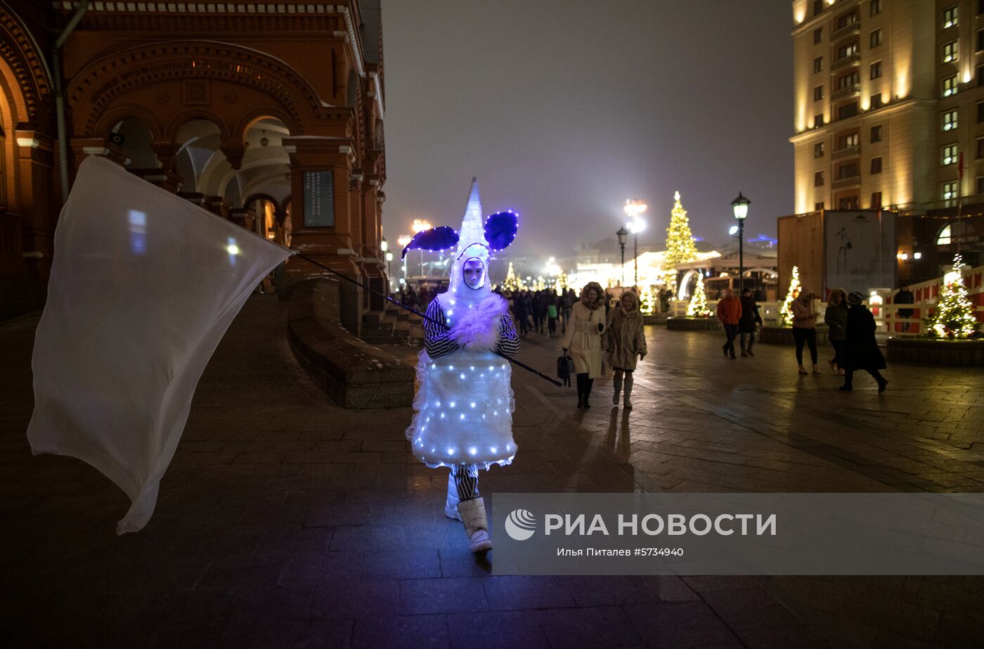 Участник фестиваля "Путешествие в Рождество" на площади Революции в Москве. Место: Россия, Москва. Автор: Илья Питалев/РИА Новости. Украшение Москвы к Новому году
