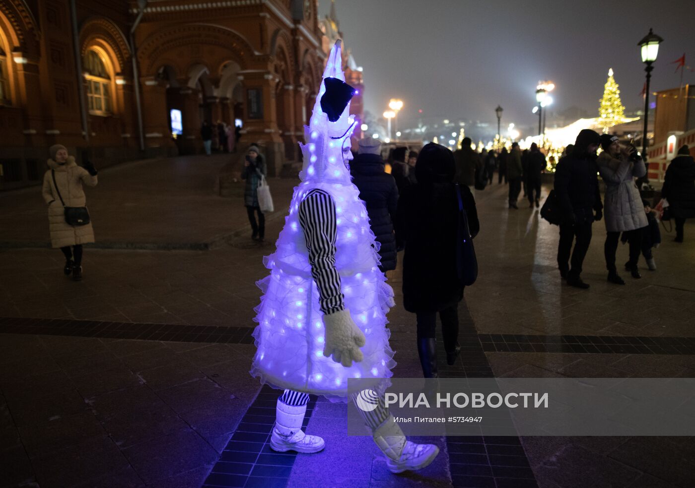 Участник фестиваля "Путешествие в Рождество" на площади Революции в Москве. Место: Россия, Москва. Автор: Илья Питалев/РИА Новости. Украшение Москвы к Новому году