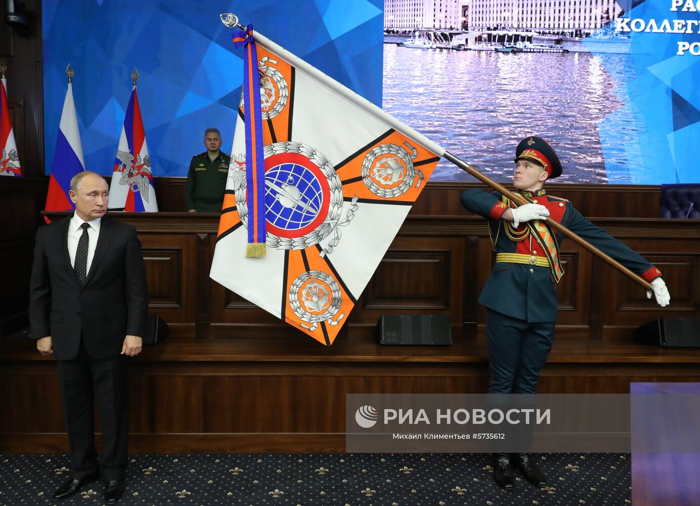 18 декабря 2018. Президент РФ Владимир Путин на церемонии награждения Восточного военного округа орденом Суворова на расширенном заседании коллегии министерства обороны РФ. Место: Россия, Москва. Автор: Михаил Климентьев/РИА Новости. Президент РФ В. Путин принял участие в расширенном заседании коллегии министерства обороны РФ