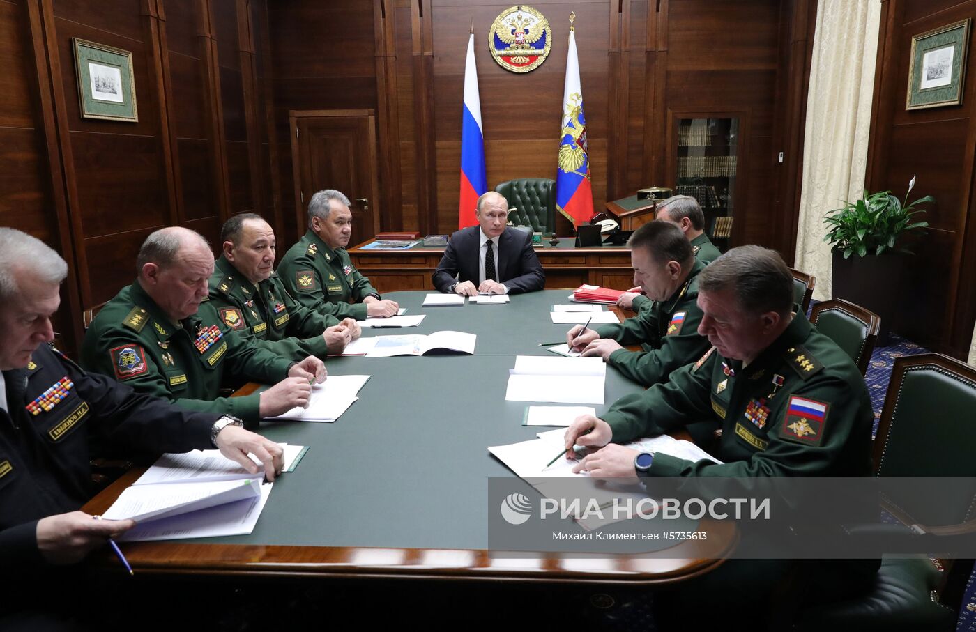 18 декабря 2018. Президент РФ Владимир Путин на встрече с командующими войсками военных округов и Северным флотом в рамках расширенного заседания коллегии министерства обороны РФ. Место: Россия, Москва. Автор: Михаил Климентьев/РИА Новости. Президент РФ В. Путин принял участие в расширенном заседании коллегии министерства обороны РФ