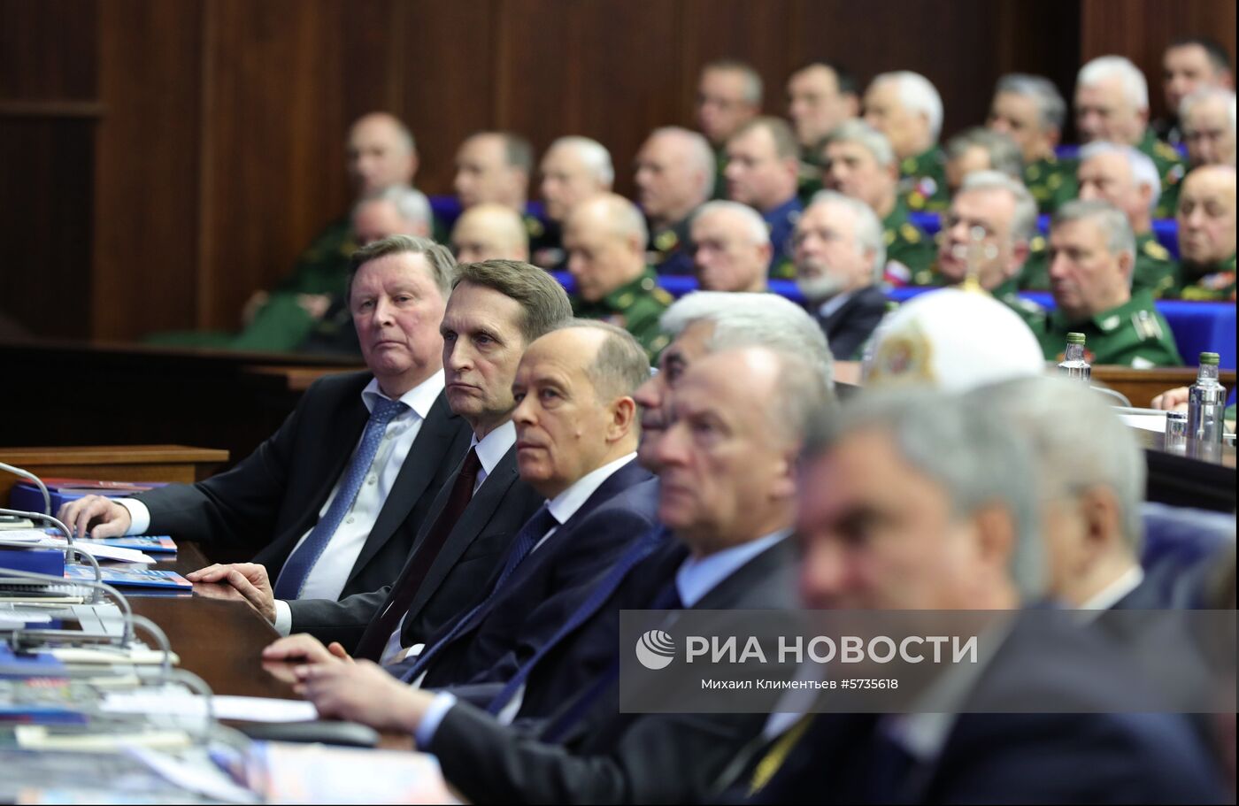 18 декабря 2018. Специальный представитель президента РФ по вопросам природоохранной деятельности, экологии и транспорта Сергей Иванов, директор Службы внешней разведки (СВР) Сергей Нарышкин и директор Федеральной службы безопасности (ФСБ) Александр Бортников на расширенном заседании коллегии министерства обороны РФ. Место: Россия, Москва. Автор: Михаил Климентьев/РИА Новости. Президент РФ В. Путин принял участие в расширенном заседании коллегии министерства обороны РФ