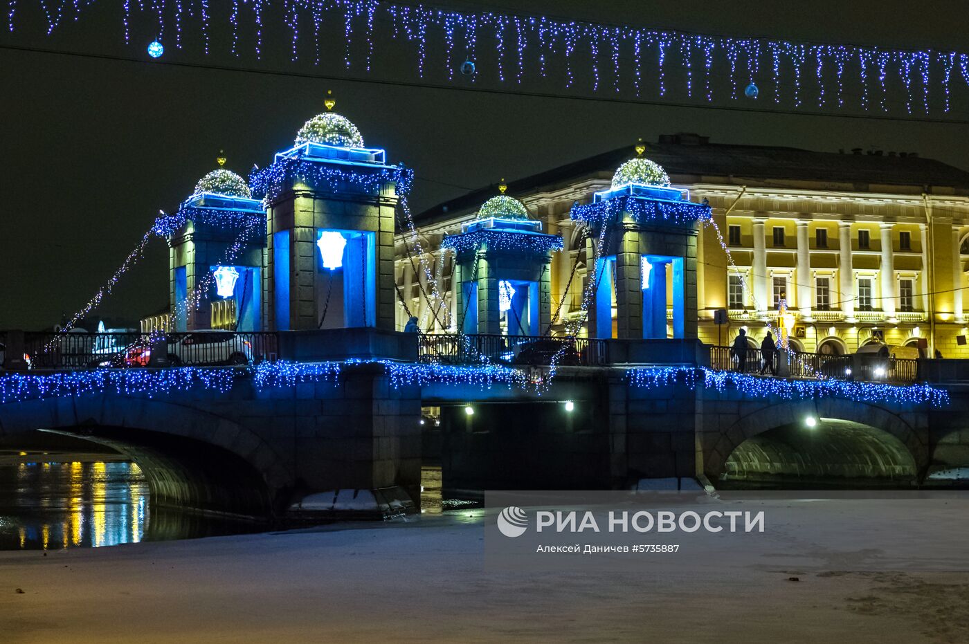 Праздничная подсветка моста Ломоносова в Санкт-Петербурге 